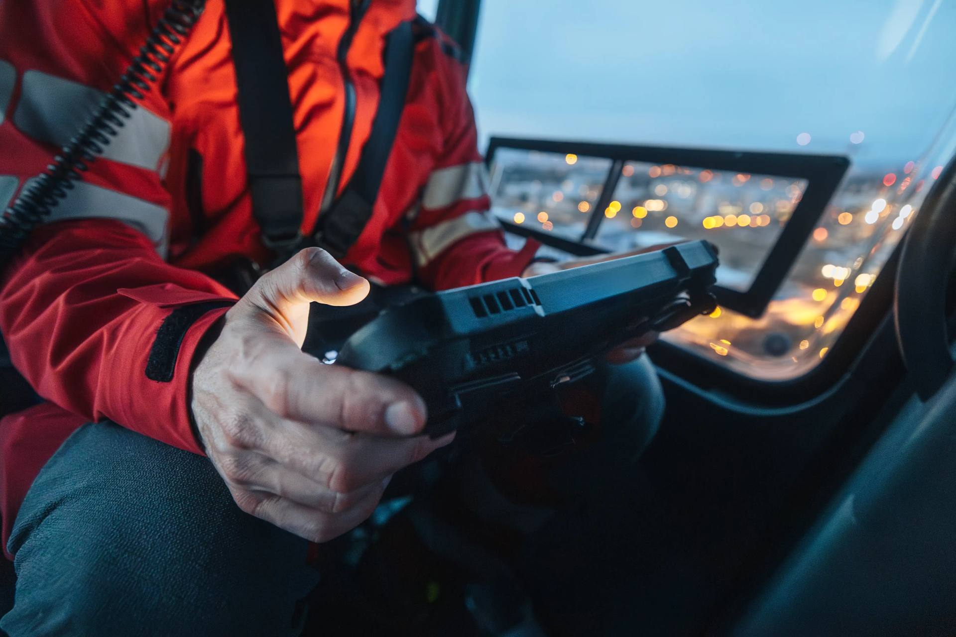 Secouriste consultant une tablette dans une cabine d'hélicoptère