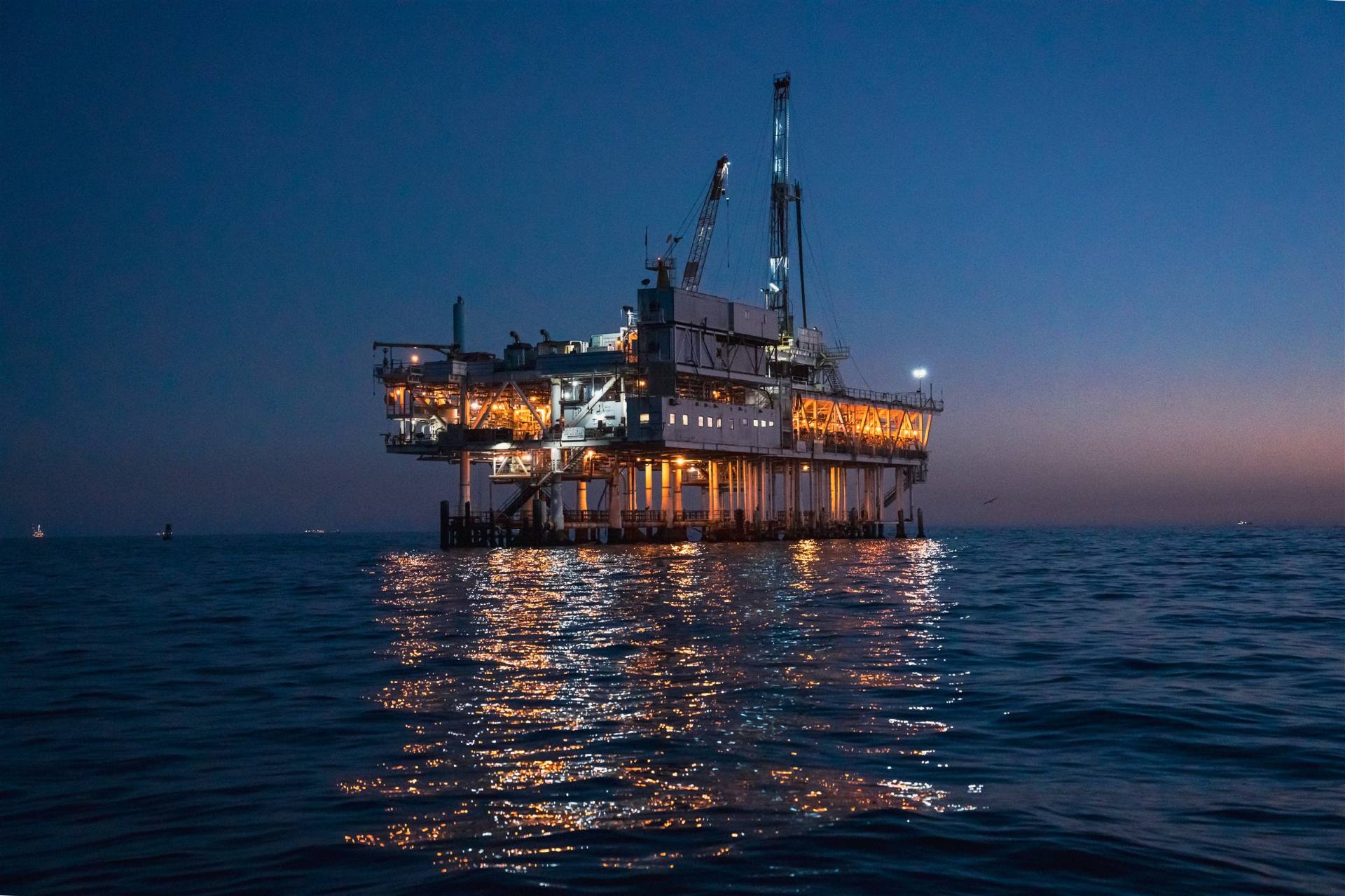 Plateforme offshore de nuit