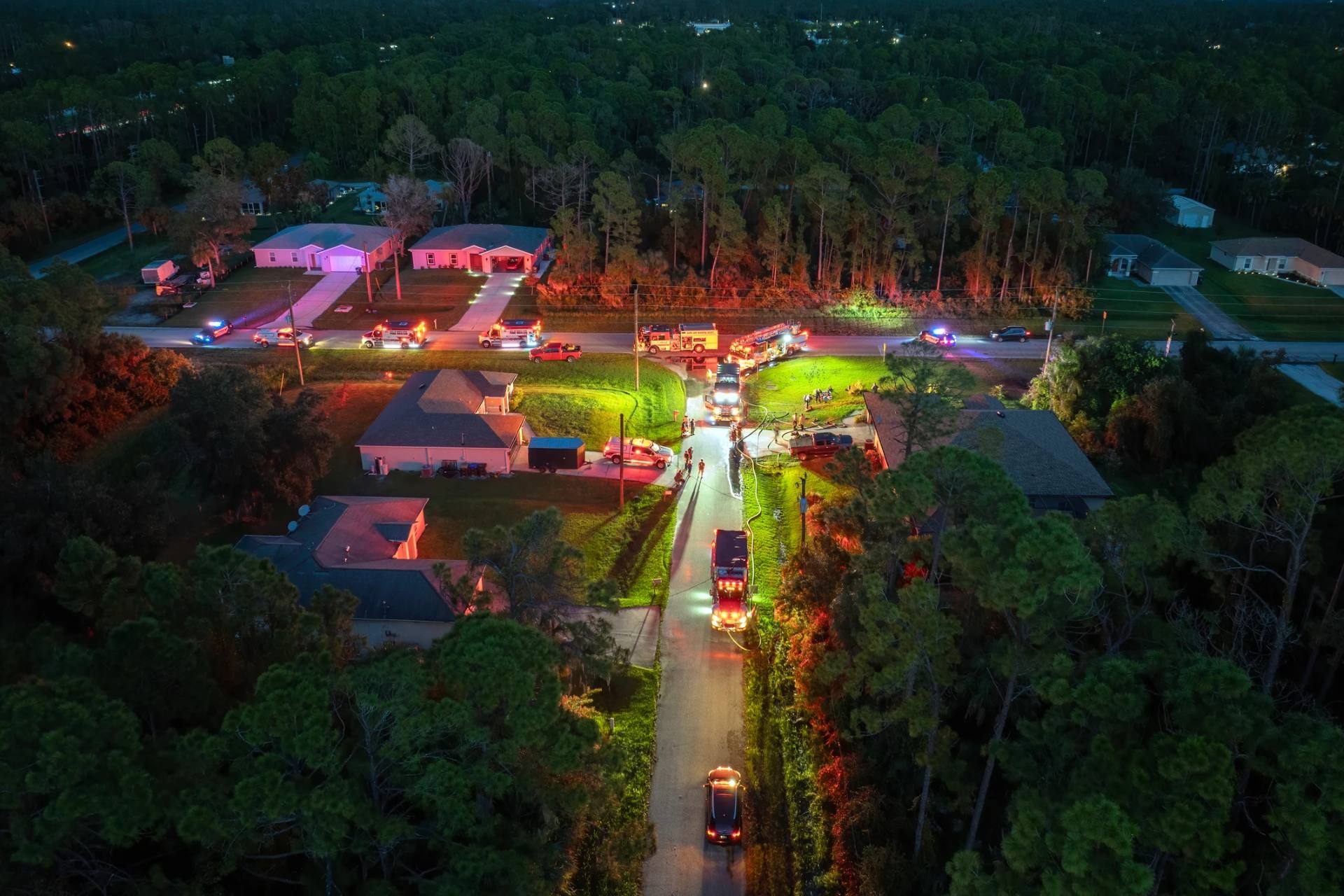 Vue aérienne de nuit d'une intervention de secours